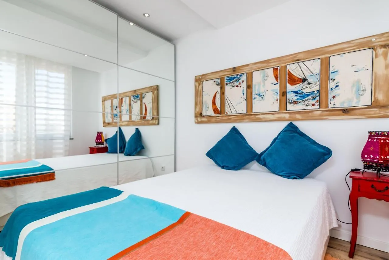 T2 Tiles Apartment Estoril 0*,