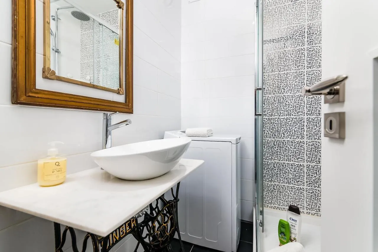 T2 Tiles Apartment Estoril 0*,
